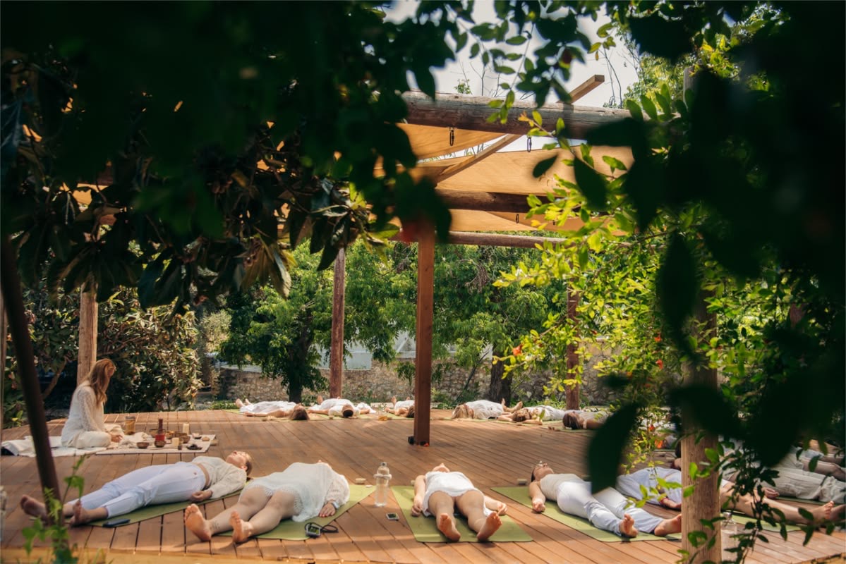 Women doing yoga at Artha healing retreat in Türkiye